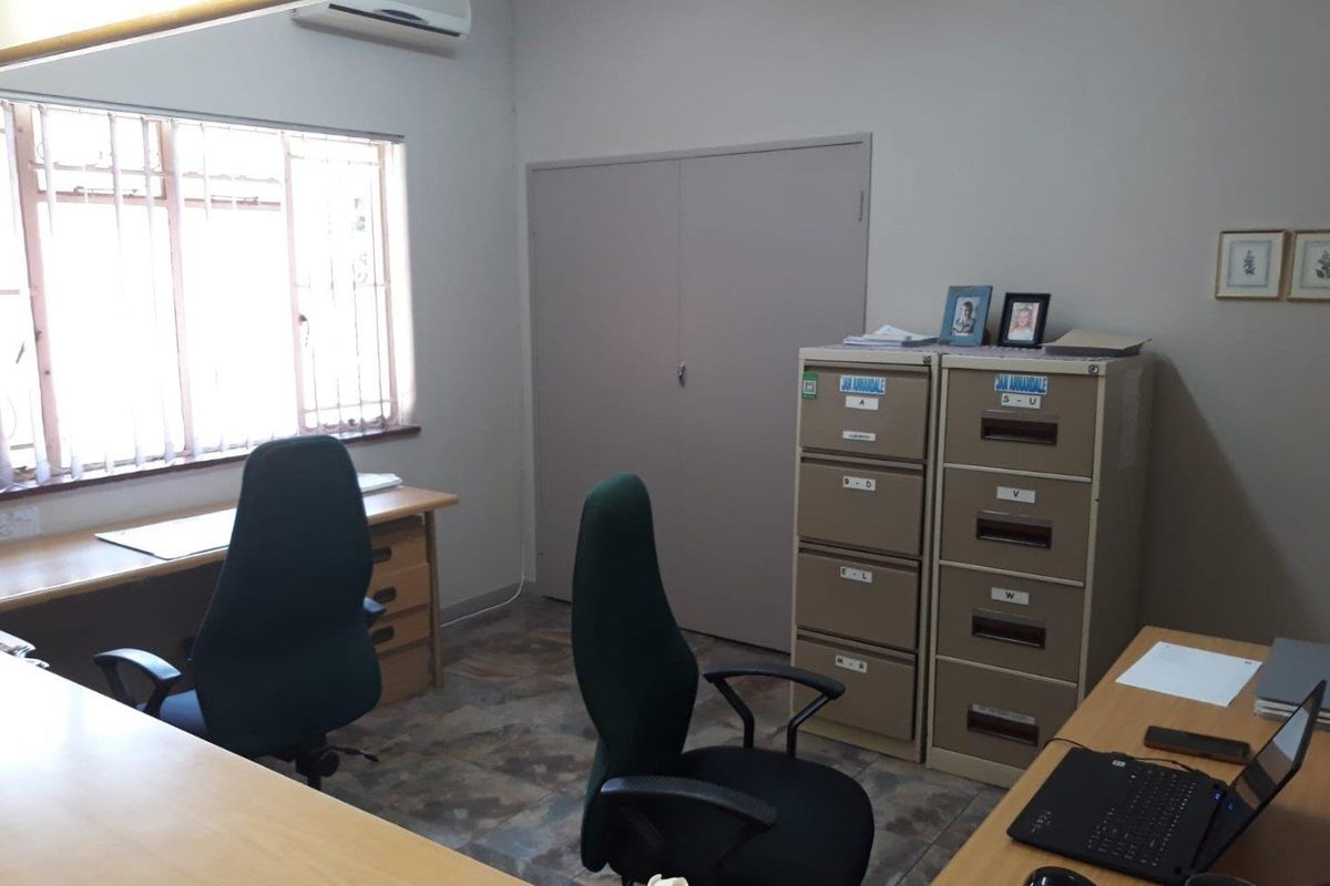 Office Building With High Visibility - Photo 3