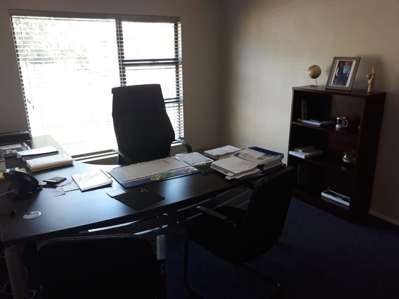 Office Building With High Visibility - Photo 10