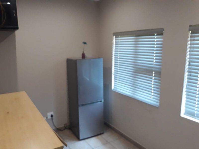 Office Building With High Visibility - Photo 9