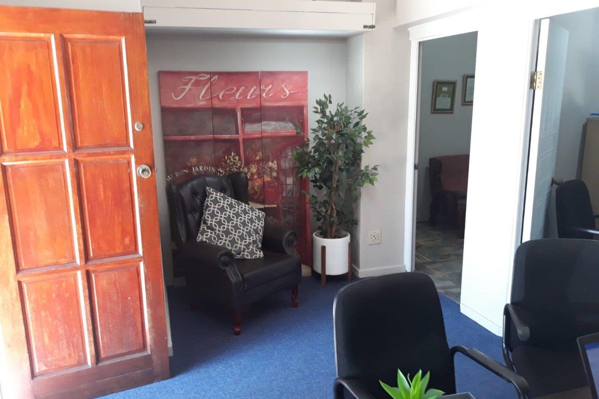 Office Building With High Visibility - Photo 4