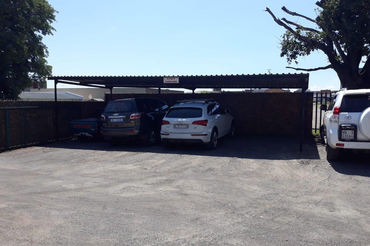 Office Building With High Visibility - Photo 5