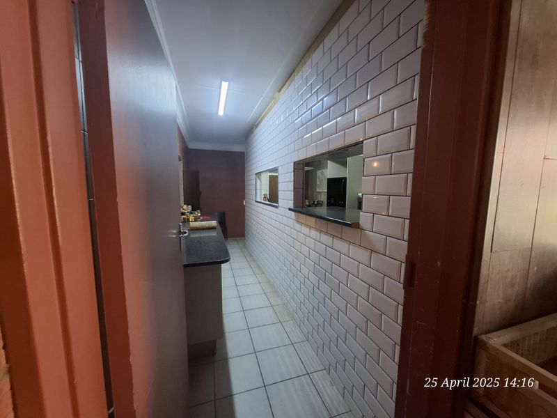 High-Exposure Commercial Space on Victoria Street – Prime Location Near Intersection! - Photo 8