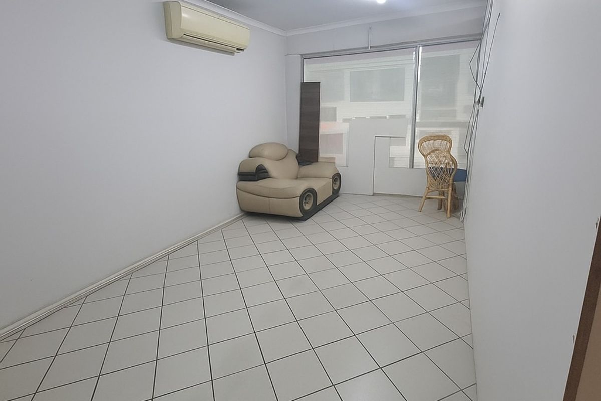 Spacious Shop / Warehouse To Let – Prime CBD Location! - Photo 2