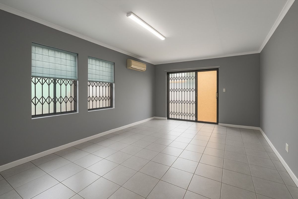 Spacious Shop / Warehouse To Let – Prime CBD Location! - Photo 3