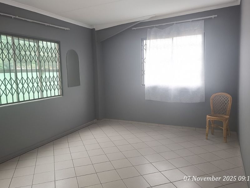 Spacious Shop / Warehouse To Let – Prime CBD Location! - Photo 5