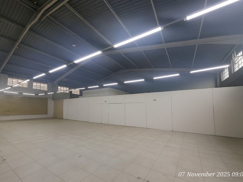 Spacious Shop / Warehouse To Let – Prime CBD Location! - Photo 4