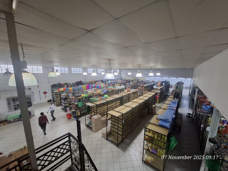 Spacious Shop / Warehouse To Let – Prime CBD Location! - Photo 6