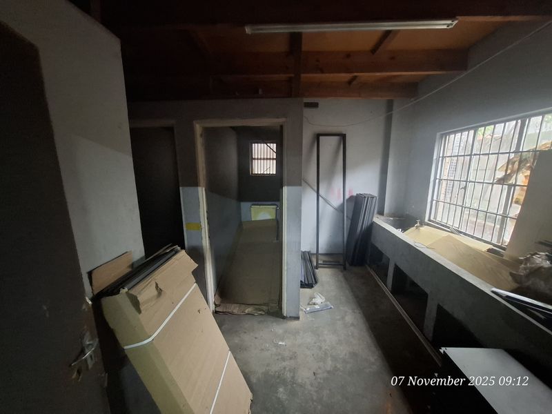 Spacious Shop / Warehouse To Let – Prime CBD Location! - Photo 9