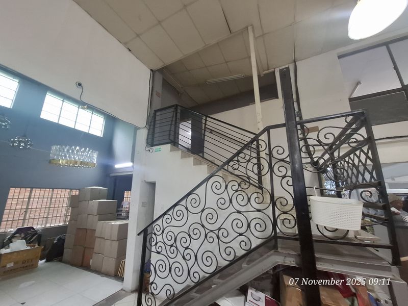 Spacious Shop / Warehouse To Let – Prime CBD Location! - Photo 8