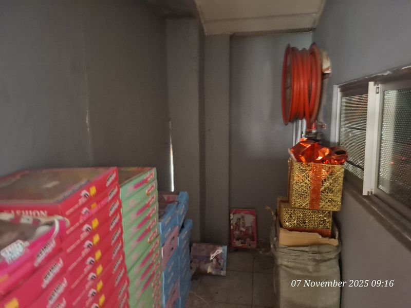 Spacious Shop / Warehouse To Let – Prime CBD Location! - Photo 10