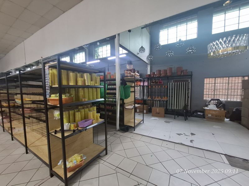 Spacious Shop / Warehouse To Let – Prime CBD Location! - Photo 7