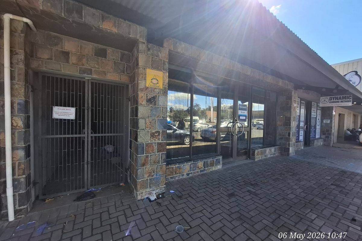 High Traffic, High Visibility – The Perfect CBD Business Spot! - Photo 2