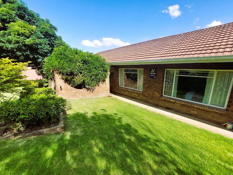 A hidden gem where tranquillity, elegance, and family living come together beautifully. - Photo 2