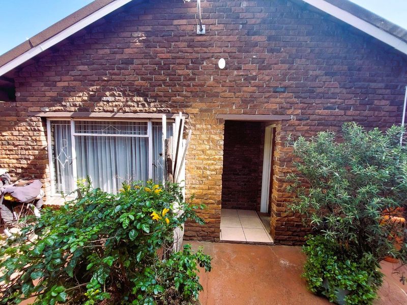 A hidden gem where tranquillity, elegance, and family living come together beautifully. - Photo 4