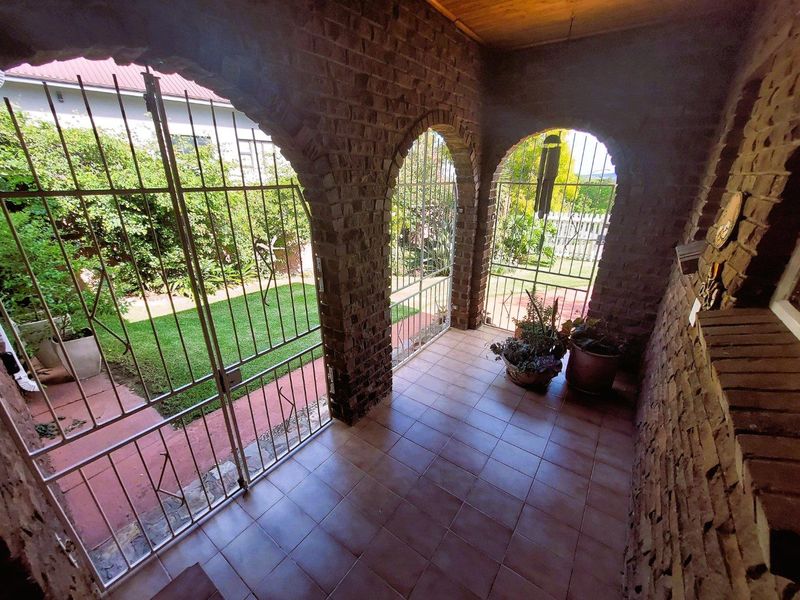 A hidden gem where tranquillity, elegance, and family living come together beautifully. - Photo 3