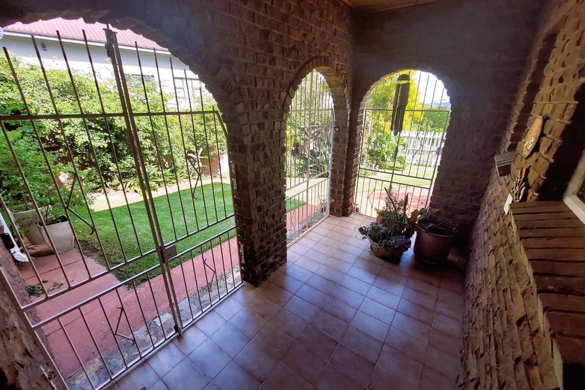 A hidden gem where tranquillity, elegance, and family living come together beautifully. - Photo 3