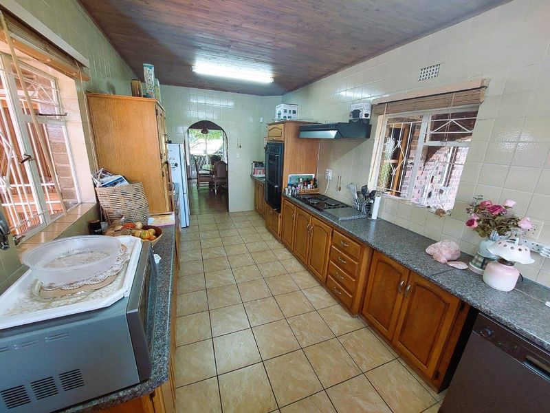 A hidden gem where tranquillity, elegance, and family living come together beautifully. - Photo 5