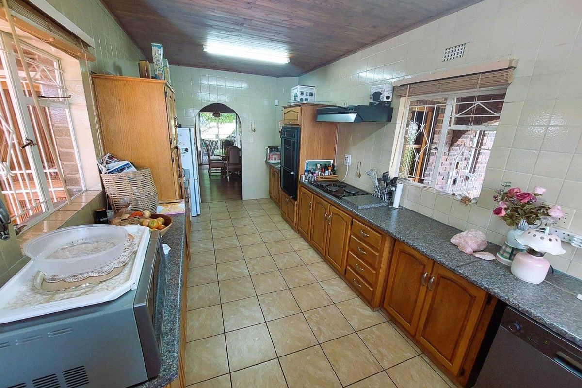 A hidden gem where tranquillity, elegance, and family living come together beautifully. - Photo 5
