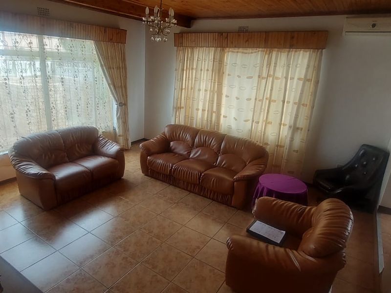 Exceptional 3-Bedroom Home with 3 Granny Flats in the Heart of Lennoxton - Photo 10