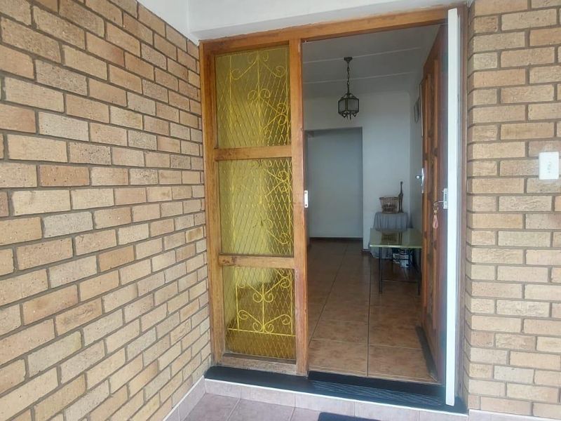 Exceptional 3-Bedroom Home with 3 Granny Flats in the Heart of Lennoxton - Photo 8