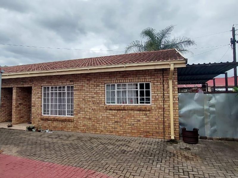 Exceptional 3-Bedroom Home with 3 Granny Flats in the Heart of Lennoxton - Photo 7