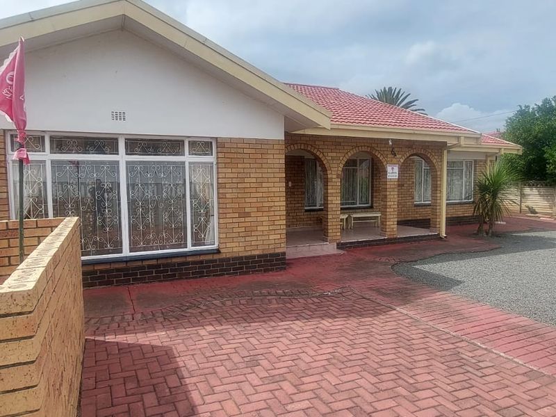 Exceptional 3-Bedroom Home with 3 Granny Flats in the Heart of Lennoxton - Photo 2