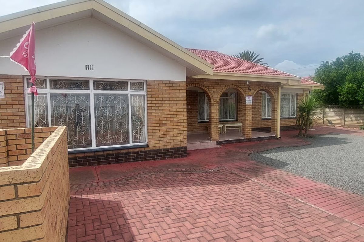 Exceptional 3-Bedroom Home with 3 Granny Flats in the Heart of Lennoxton - Photo 2