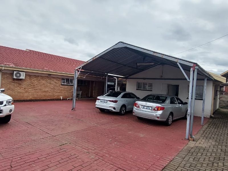 Exceptional 3-Bedroom Home with 3 Granny Flats in the Heart of Lennoxton - Photo 5