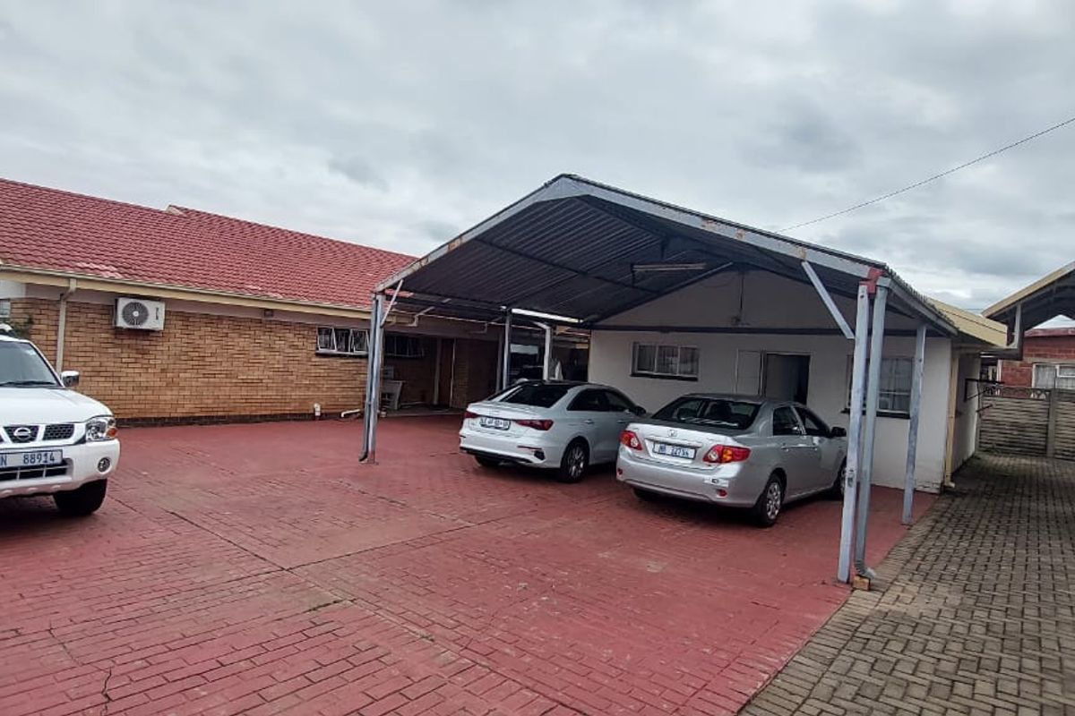 Exceptional 3-Bedroom Home with 3 Granny Flats in the Heart of Lennoxton - Photo 5