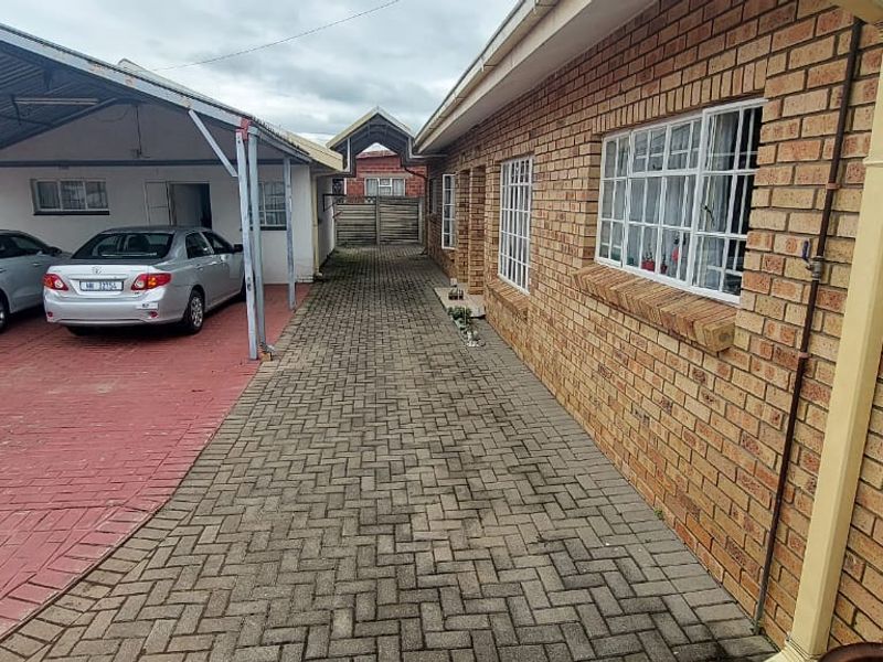 Exceptional 3-Bedroom Home with 3 Granny Flats in the Heart of Lennoxton - Photo 6