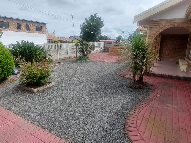 Exceptional 3-Bedroom Home with 3 Granny Flats in the Heart of Lennoxton - Photo 3