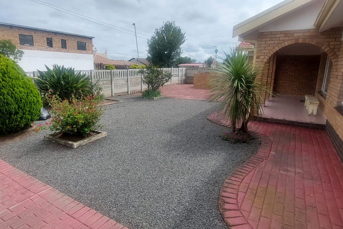 Exceptional 3-Bedroom Home with 3 Granny Flats in the Heart of Lennoxton - Photo 3