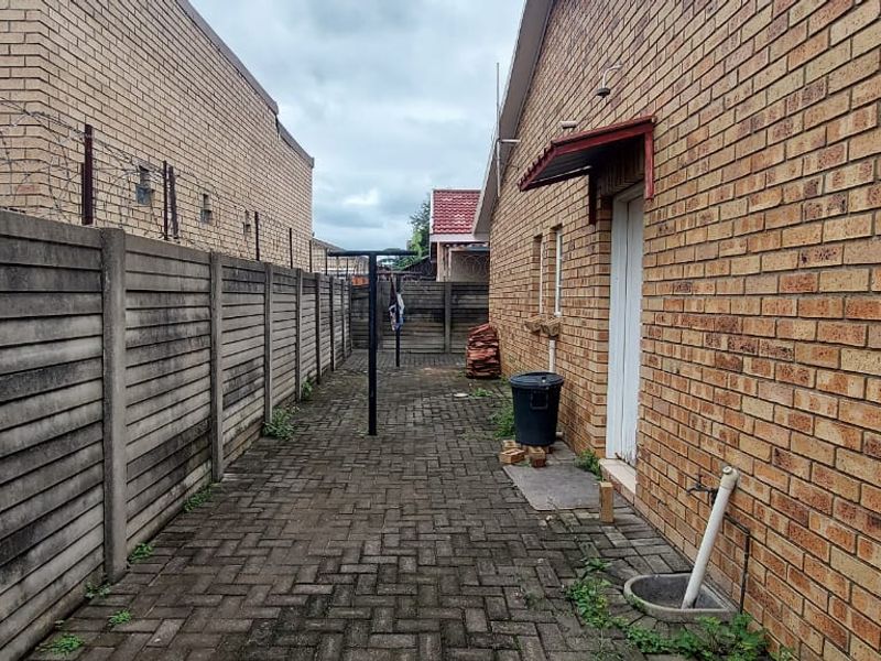 Exceptional 3-Bedroom Home with 3 Granny Flats in the Heart of Lennoxton - Photo 4