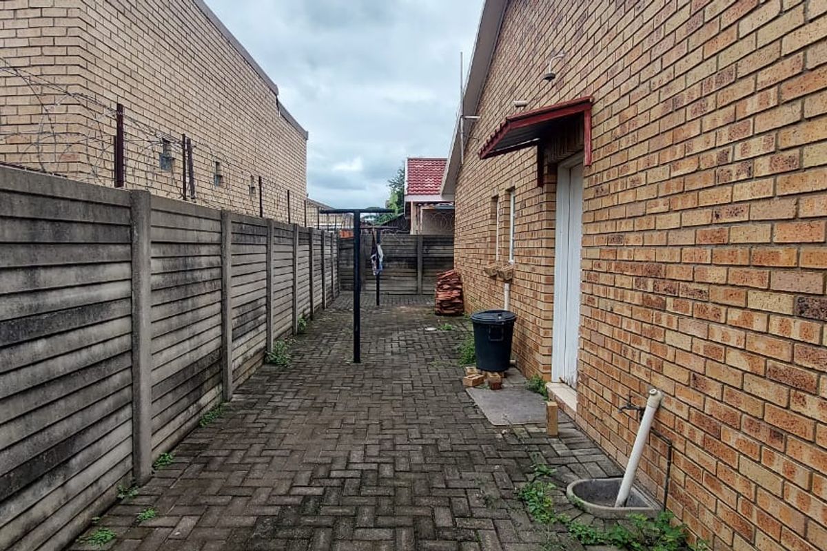 Exceptional 3-Bedroom Home with 3 Granny Flats in the Heart of Lennoxton - Photo 4