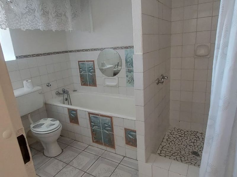 Neat and Cozy 2-Bedroom Flat with Bonus Sunroom - Photo 5