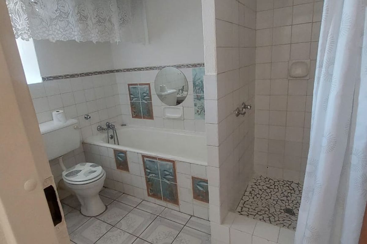 Neat and Cozy 2-Bedroom Flat with Bonus Sunroom - Photo 5