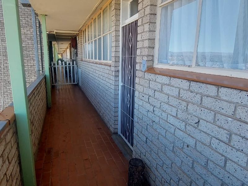 Neat and Cozy 2-Bedroom Flat with Bonus Sunroom - Photo 2