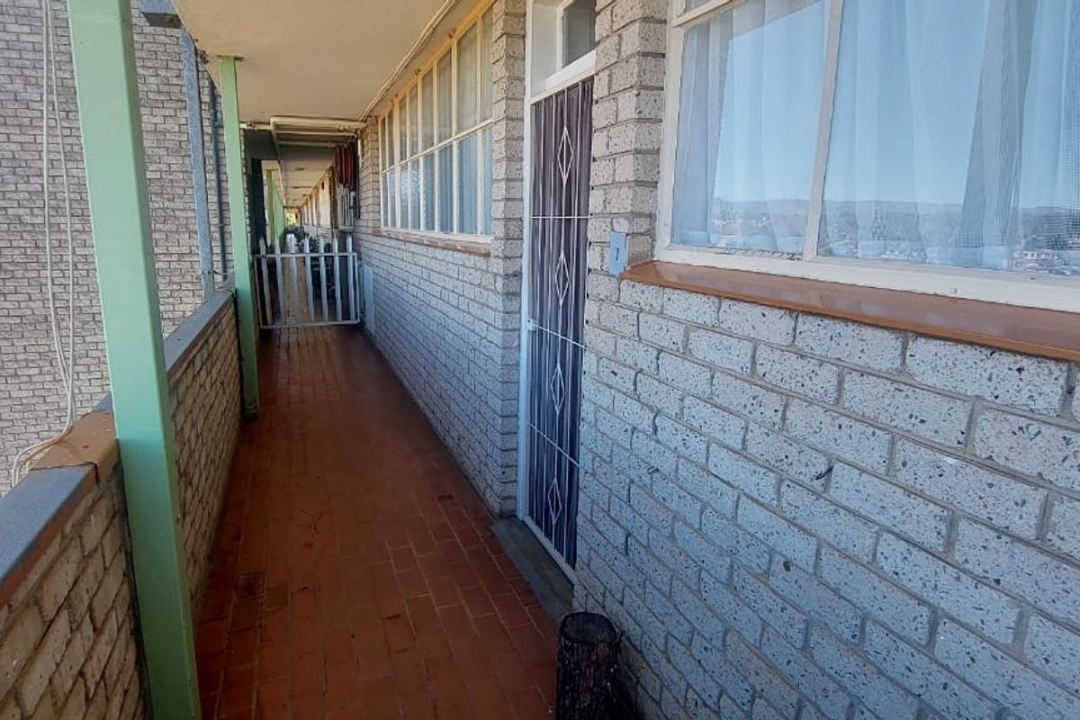 Neat and Cozy 2-Bedroom Flat with Bonus Sunroom - Photo 2