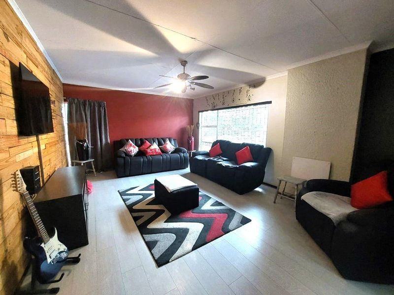 Charming 3 Bed, 1 Bath in Sunnyridge. Perfect for you. Don't miss out! - Photo 4