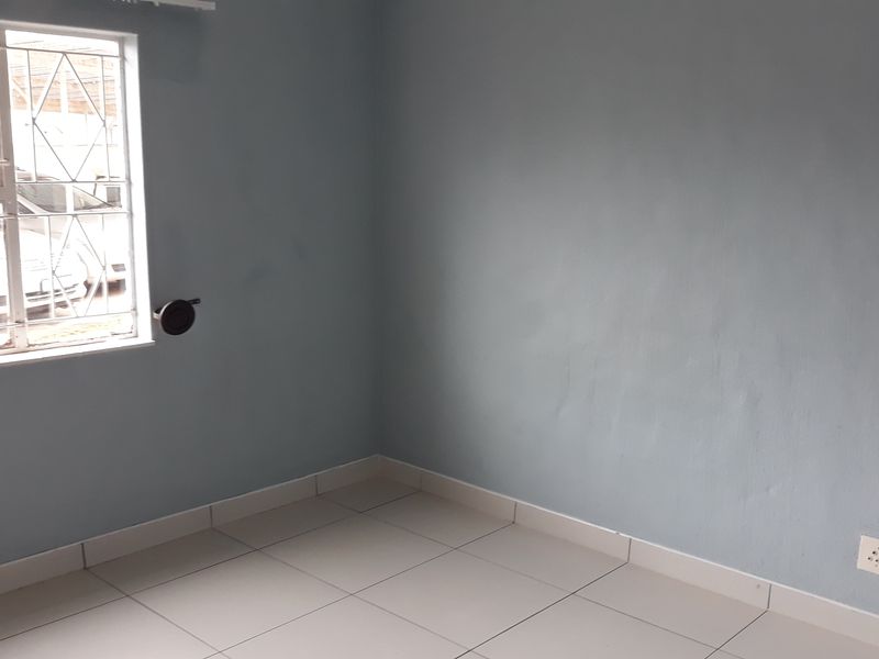 Charming ground floor flat located in the heart of Lennoxton - Photo 6