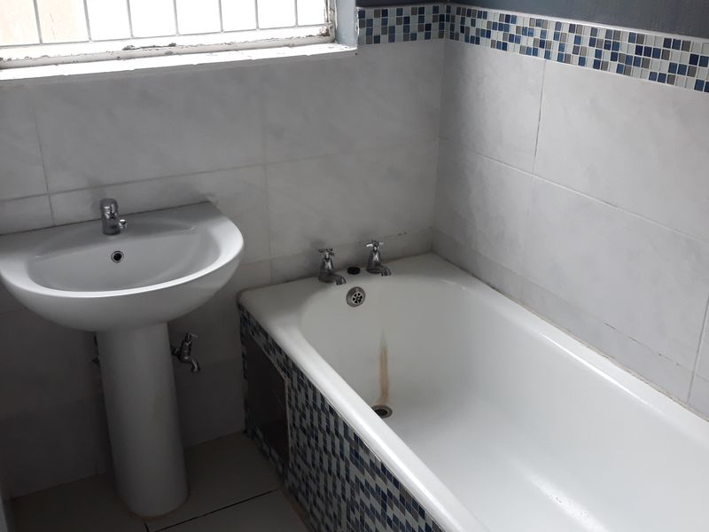 Charming ground floor flat located in the heart of Lennoxton - Photo 3