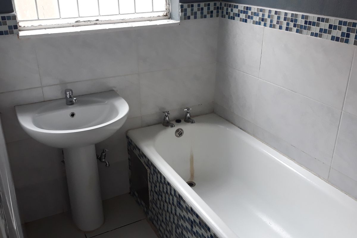 Charming ground floor flat located in the heart of Lennoxton - Photo 3