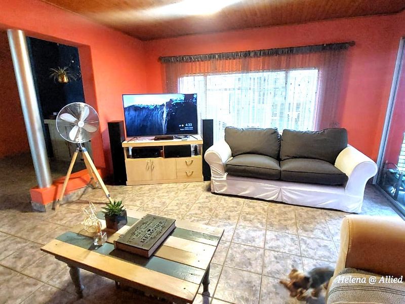 Charming 3-Bedroom Home with Granny Flat and Cottage in Aviary Hill - Photo 9