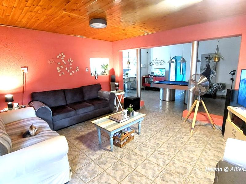 Charming 3-Bedroom Home with Granny Flat and Cottage in Aviary Hill - Photo 10