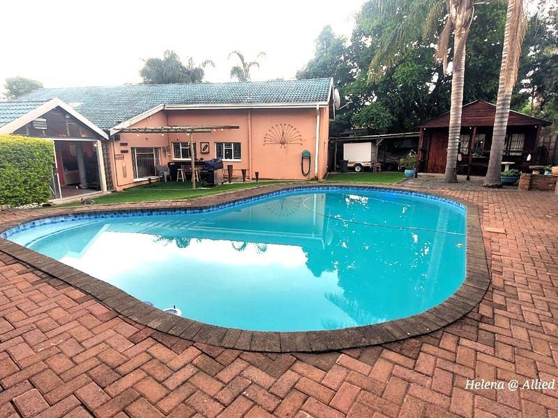 Charming 3-Bedroom Home with Granny Flat and Cottage in Aviary Hill - Photo 5