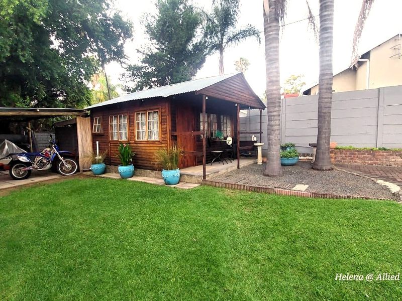 Charming 3-Bedroom Home with Granny Flat and Cottage in Aviary Hill - Photo 4