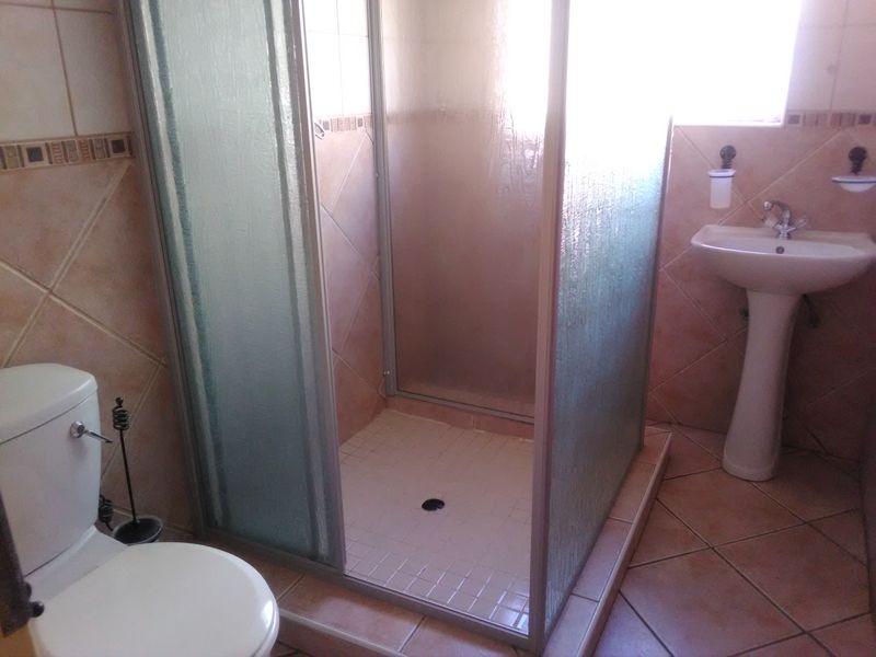 Stylish & Secure 3-Bedroom Townhouse To Rent in Aviary Hill - Photo 5