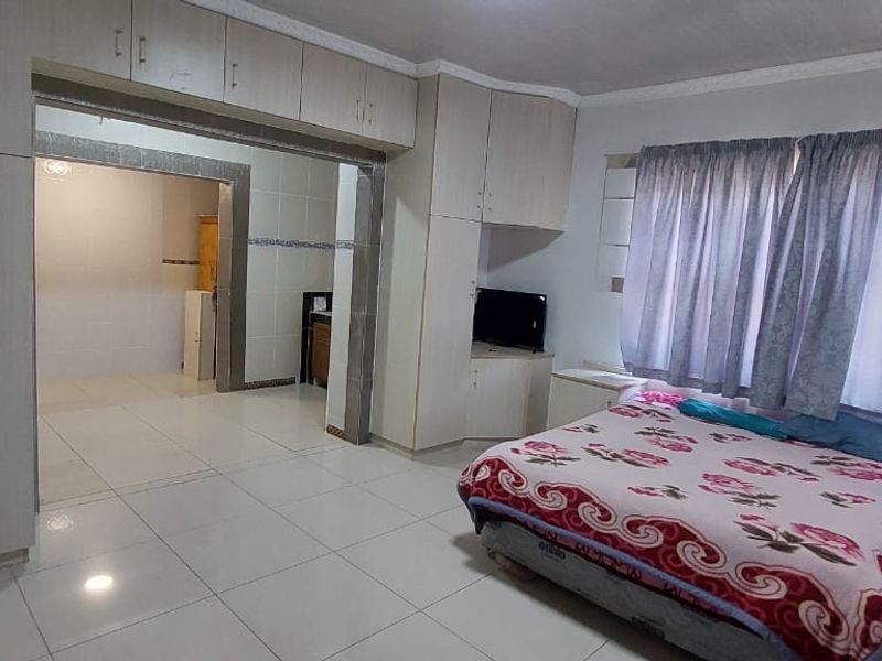 Magnificent Modern Home in Central Newcastle - Photo 10