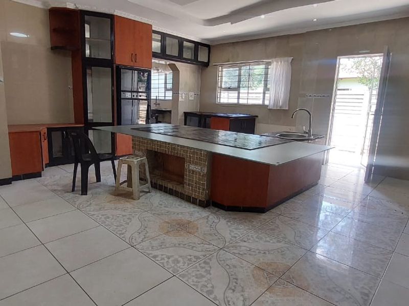 Magnificent Modern Home in Central Newcastle - Photo 3