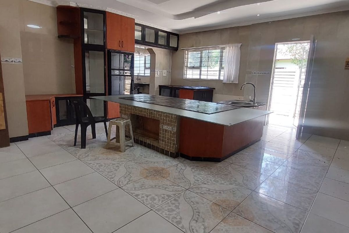 Magnificent Modern Home in Central Newcastle - Photo 3